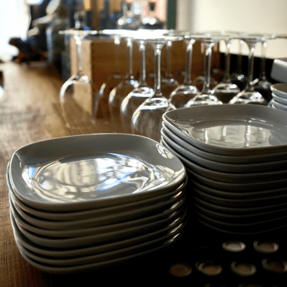 Piatti e bicchieri brillanti